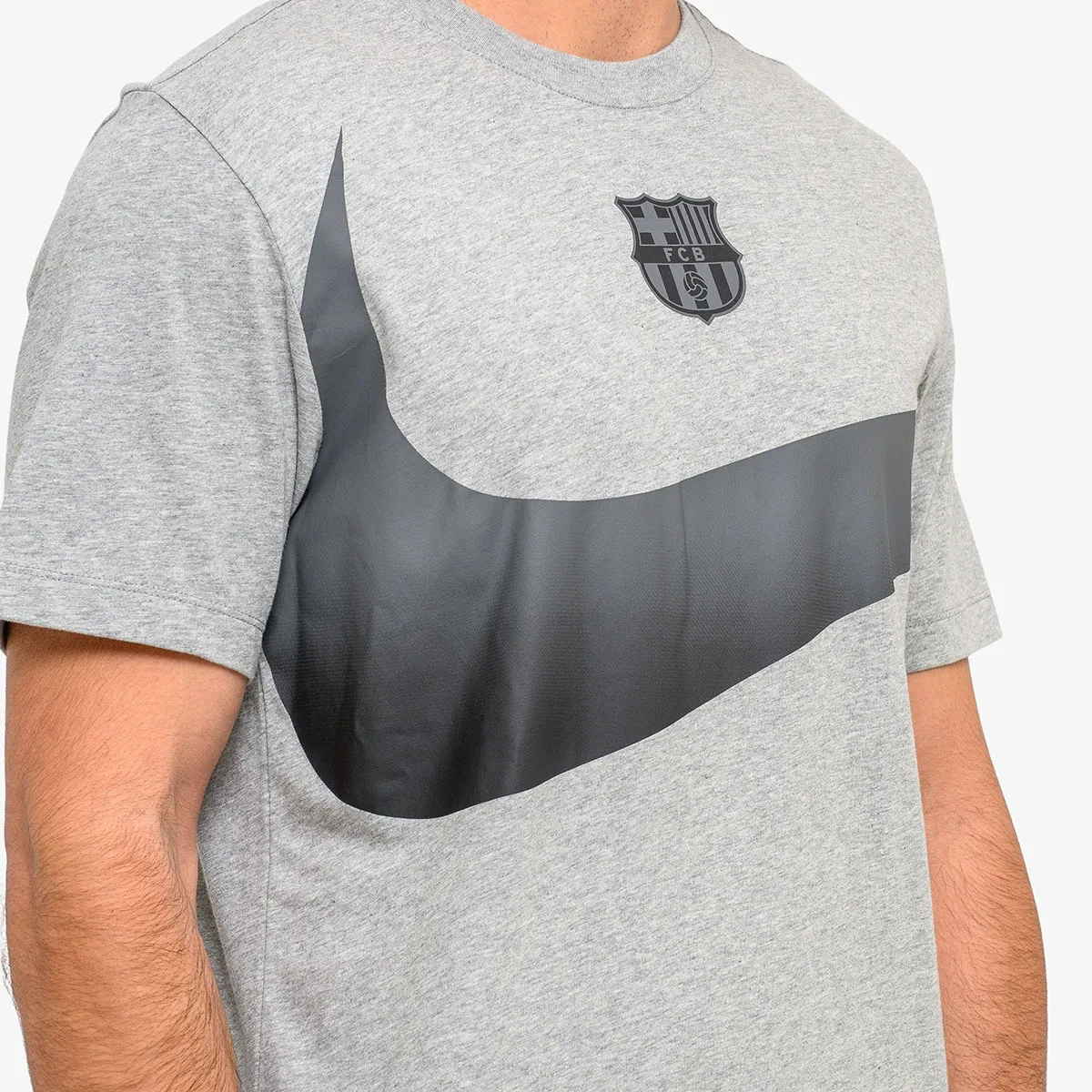 NIKE T-Shirt FCB M NK SWOOSH TEE 